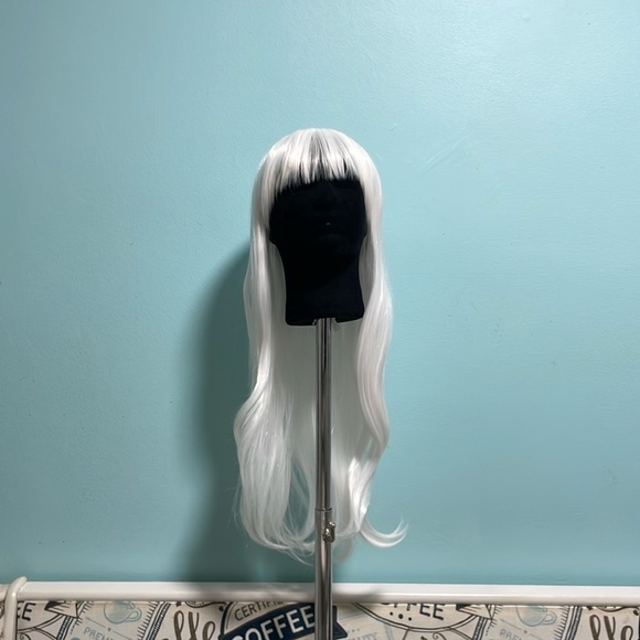 White synthetic wig 22” - Picture 4 of 6